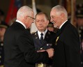 prof. Miroslav Kutílek přebírá medaili Za zásluhy prof. Miroslav Kutílek přebírá medaili Za zásluhy