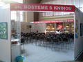 Sál Rosteme s knihou Sál Rosteme s knihou