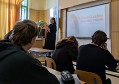 Tu facku sis zasloužila, seš k ničemu!